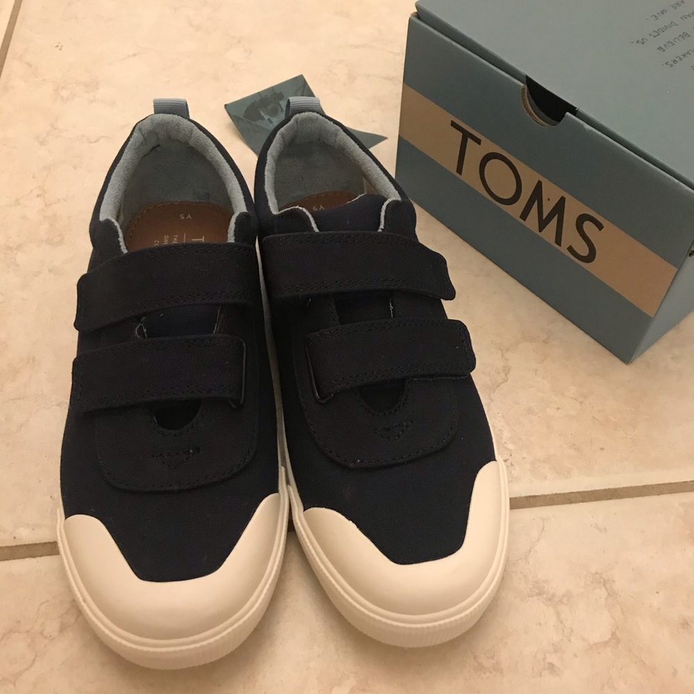 TOMS Boys sneakers Doheny Navy Canvas Big Boy Size 5 Brand New 🌻